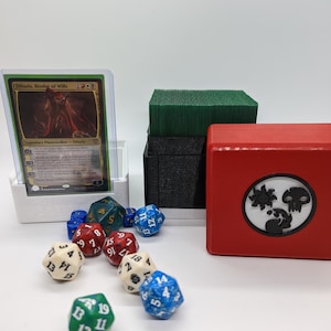 Boîte de rangement de la taille d'un MTG Commander avec fente pour chargement par le dessus et plateau pour le compartiment à dés.  1, 2 ou 3 couleurs avec symbole de guilde, de mana, d'ensemble ou personnalisé.