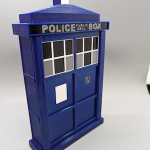 Portatarjetas Tardis para cartas de persecución en avión y dados