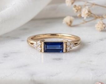 Anillo de zafiro azul East West en plata de ley 925 con circonitas cúbicas talla baguette. Joyería de promesa.