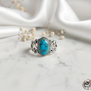 Anillo de turquesa azul cobriza y plata de ley, anillo llamativo con gema ovalada, joyería bohemia con detalles ornamentales, anillo artesanal de turquesa Mojave, regalo para ella.