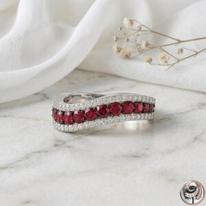 Anillo de boda curvo de rubí en plata de ley 925 con diseño ondulado y piedra natal de julio.