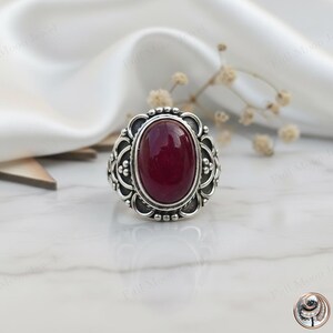 Anillo de rubí en plata de ley 925, anillo llamativo con gema roja ovalada grande, joyería gótica ornamentada con loto, regalo de piedra natal de julio