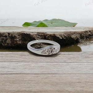 Lavender Signet Ring, Botanical Ring, Floral Engraved Ring, 925 Sterling Silver or 14K Gold, Personalized Flower Gift for Her, Nature Ring