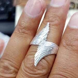 Open wrap ring with wing motif, ideal for dreamers and believers.