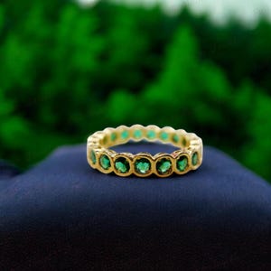 Bague d&#39;éternité émeraude - anneau en or jaune massif 14 carats - bague empilable ronde émeraude verte - alliance de mariage avec pierre de naissance en mai pour elle