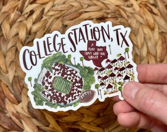 Peut inclure: Un autocollant blanc avec une illustration dessinée à la main d'un stade de football, un contour en forme du Texas et le texte "COLLEGE STATION, TX" et "A place that stays with you forever."