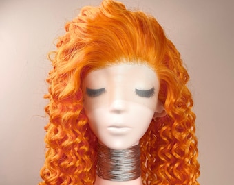 Könnte beinhalten: Eine leuchtend orangefarbene lockige Perücke mit einem Spitzenfront. Die Perücke ist mit lockeren Locken gestylt und wird auf einem Mannequin-Kopf getragen.
