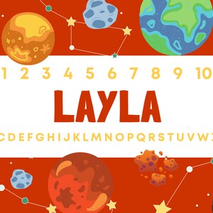 Może przedstawiać: Czerwone tło z planetami, gwiazdami i imieniem "LAYLA" w kolorze pomarańczowym. Wyświetlane są r&oacute;wnież liczby od 1 do 10 i alfabet. Projekt ma motyw kosmiczny lub galaktyczny.
