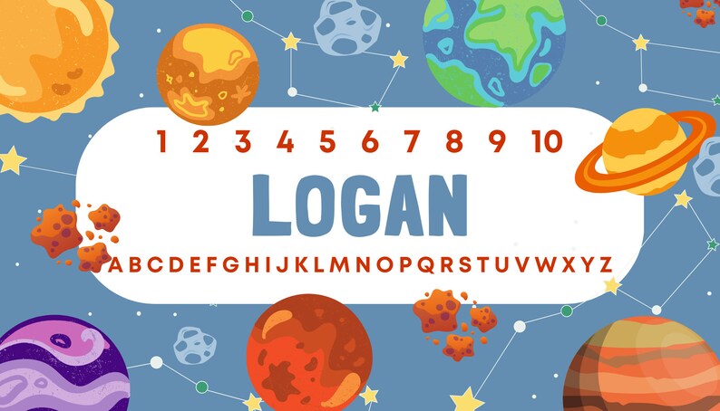 Może przedstawiać: Niebieskie tło z planetami, gwiazdami i konstelacjami otacza biały baner. Baner wyświetla imię "LOGAN" w kolorze niebieskim, z numerami 1-10 i alfabetem powyżej i poniżej. Projekt ma motyw kosmiczny.