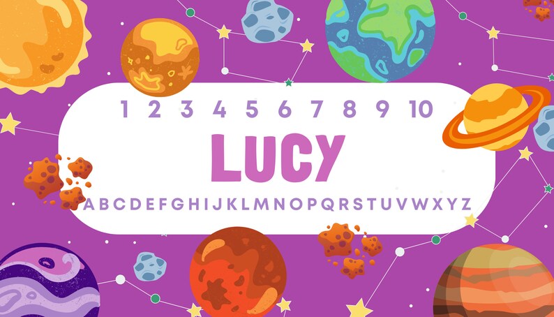 Może przedstawiać: Fioletowe tło z planetami, gwiazdami i konstelacjami. Imię "LUCY" jest dużymi r&oacute;żowymi literami, z cyframi 1-10 i alfabetem powyżej i poniżej. Projekt ma motyw kosmiczny.