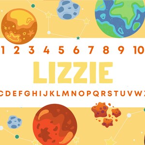 Może przedstawiać: Kapryśna ilustracja z planetami, asteroidami i gwiazdami na ż&oacute;łtym tle. Imię "LIZZIE" jest wyświetlane dużymi, ż&oacute;łtymi literami, z liczbami 1-10 i alfabetem poniżej. Zabawny, edukacyjny projekt.