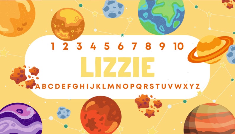 Może przedstawiać: Kapryśna ilustracja z planetami, asteroidami i gwiazdami na ż&oacute;łtym tle. Imię "LIZZIE" jest wyświetlane dużymi, ż&oacute;łtymi literami, z liczbami 1-10 i alfabetem poniżej. Zabawny, edukacyjny projekt.