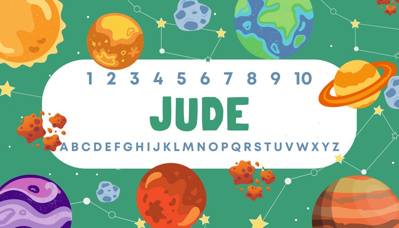 Może przedstawiać: Fantazyjny projekt w kosmicznym stylu z planetami, gwiazdami i imieniem "JUDE" w kolorze zielonym. Wyświetlane są r&oacute;wnież liczby od 1 do 10 i alfabet. Tło jest koloru turkusowego.