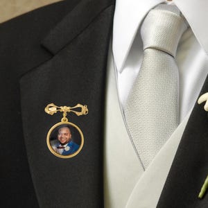 Custom Photo Pin for Groom – Wedding Memorial Charm, Personalized Boutonniere Pin, Gift for Him from Bride, Photo Label Keepsake
