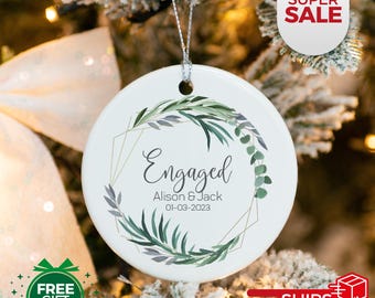 Ons eerste verloofde kerstornament met aangepaste naam en datum, huwelijksornament, ornament verlovingsdatum, verlovingscadeau, vrijgezellenfeest