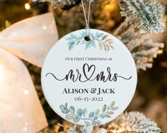 Gepersonaliseerde meneer en mevrouw kerstornament, eerste kerstmis getrouwd ornament, op maat gemaakt keramisch ornament, huwelijkscadeau, net getrouwd
