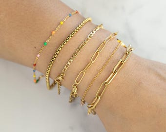 Armband met ketting voor dames, 18 kt vergulde roestvrijstalen sieraden, paperclipdoos figaroketting, armband met gekleurde kralen, goudzilver