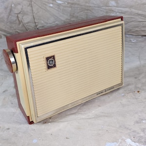 Radio portátil GE de mediados de siglo