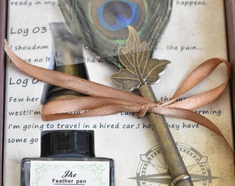 Peut inclure: Un ensemble d'écriture vintage avec une plume de paon, un flacon d'encre noire et une rose des vents décorative. Le flacon d'encre porte l'inscription "The Feather pen ink - The Writing collection-". L'ensemble est noué avec un ruban marron.