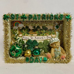 Vintage St. Patrick&#39;s Day Cherished Teddy Shadow Box: Shamrock & Rainbow Decor
