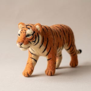 Escultura de tigre hecha a mano con fieltro de aguja, figura realista de tigre de fieltro de lana, regalo de recuerdo de animales salvajes.