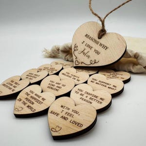"Personalisiertes Herzgeschenk aus Holz - ""Love Tokens & Gründe, warum ich dich liebe"" für einen romantischen Jahrestag."