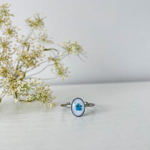 Bague vraie fleur séchée, bague en résine ovale, bague en résine, dentelle de la reine Anne, cadeau pour elle, cadeau de Noël petite amie, bas de Noël