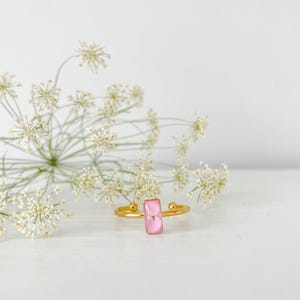 Pink Resin Ring, White Flower Ring, Queen Anne&#39;s Lace, Floral Ring, Handmade Pressed Flower Ring, Resin Ring Flower, Birthday Gifts for Her