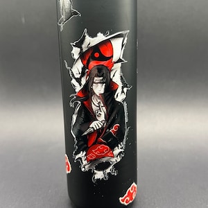 Könnte beinhalten: Schwarzer zylindrischer Behälter mit einer Grafik eines Anime-Charakters mit roten Augen und einem roten Wolkenmuster. Der Charakter hält ein Schwert und ist von roten Wolken umgeben.