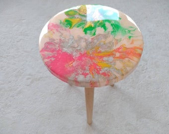 Handgemaakte ronde salontafel van hars: moderne abstracte kunst, goud en roze