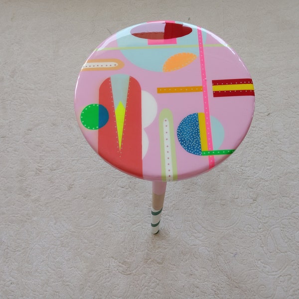 Abstract Pink Funky Colorful Round Side Resin Coffee Table, Unusual Geometric Maximalist Eclectic Boho Cool Painted Leg Epoxy Neon Art Table
