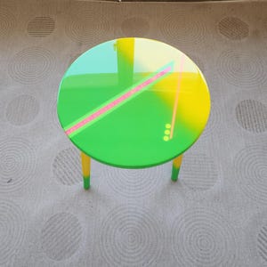 Tavolo rotondo in resina colorato, astratto, boho, funky, giallo, verde, vibrante, in legno, arcobaleno, retrò, hippy, lato finale, fresco e lussuoso, centrotavola da caffè.