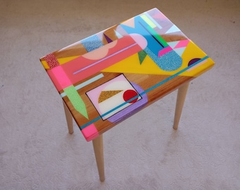Mesa de centro funky lateral boho de resina de madera, moderna hecha a mano, junto a la cama, sala de estar, entrada, sofá, mesa pequeña abstracta de colores medios