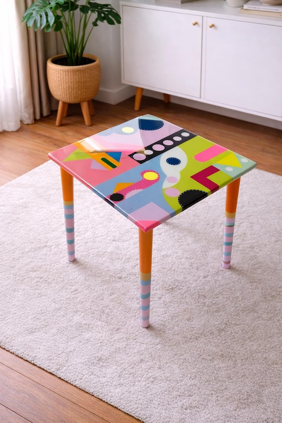 Handgefertigter Couchtisch aus Epoxidharz: Bunter Beistelltisch im abstrakten Pop-Art-Stil