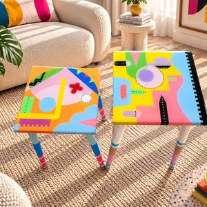 Handbemalte Couchtische aus Kunstharz: Abstrakte Kunst, skurriles modernes Design (2er-Set)