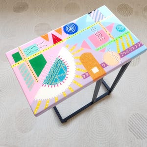 Mesa de centro moderna de mediados de siglo con diseño de epoxi, hecha a mano, mesa auxiliar colorida en forma de C con diseño pop art.