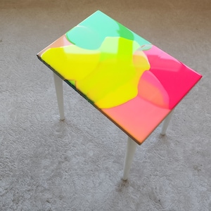 Unusual Colorful Funky Abstract Resin 3D Side Coffee Table, Modern Pink Green Vibrant Rainbow Cool Epoxy Center End Sofa Art Coffee Table
