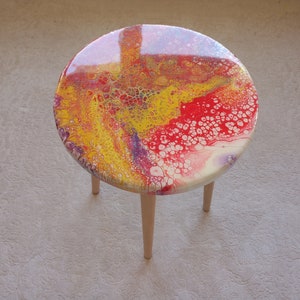 Runder Abstrakter Epoxidharz Cooler Beistelltisch, Roter Gelber Moderner Handgefertigter Wohnzimmer-Mitteltisch, Gemaltes Endsofa Niedlicher Epoxy-Kunsttisch