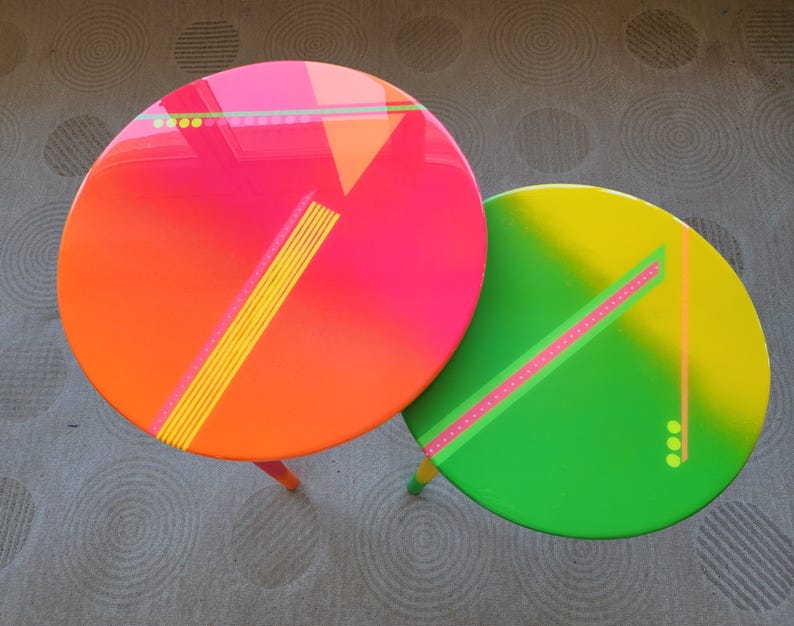 Mesas auxiliares de resina abstracta en naranja y verde, mesas de centro redondas de epoxi con diseño artístico vibrante imagen 5