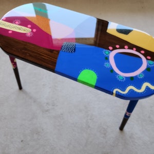 Unusual Pink Funky Colorful Oval Resin Side End Coffee Table, Maximalist Eclectic Abstract Cool Neon Epoxy Boho Pop Art Painted Legs Table