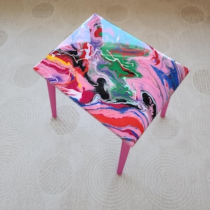 Handgemachter Epoxidharz-Kaffeetisch: Bunter abstrakter Pop-Art-Beistelltisch