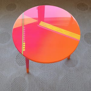Mesas auxiliares de resina abstracta en naranja y verde, mesas de centro redondas de epoxi con diseño artístico vibrante imagen 11
