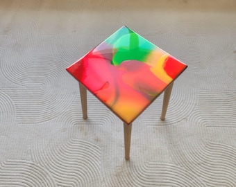 Mesita auxiliar pequeña de estilo bohemio y colorida, mesa de centro artística de resina epoxi rosa neón.