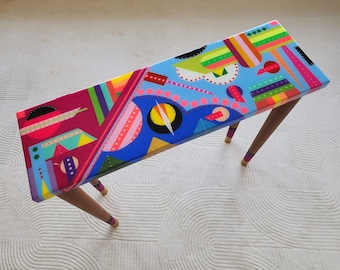 Consolle in resina colorata, tavolino laterale in resina epossidica con grafica astratta pop art rosa e blu.