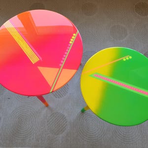 Mesas auxiliares de resina abstracta en naranja y verde, mesas de centro redondas de epoxi con diseño artístico vibrante imagen 4
