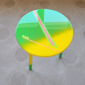Mesas auxiliares de resina abstracta en naranja y verde, mesas de centro redondas de epoxi con diseño artístico vibrante imagen 7
