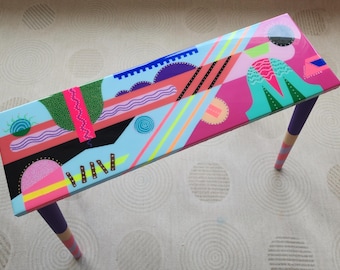 Mesa de console artesanal em resina colorida, mesa lateral abstrata em epóxi estilo pop art.