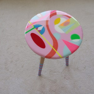 Unusual Pink Funky Colorful Round Side Resin Coffee Table, Geometric Maximalist Eclectic Boho Abstract Cool Neon Painted Leg Epoxy Art Table