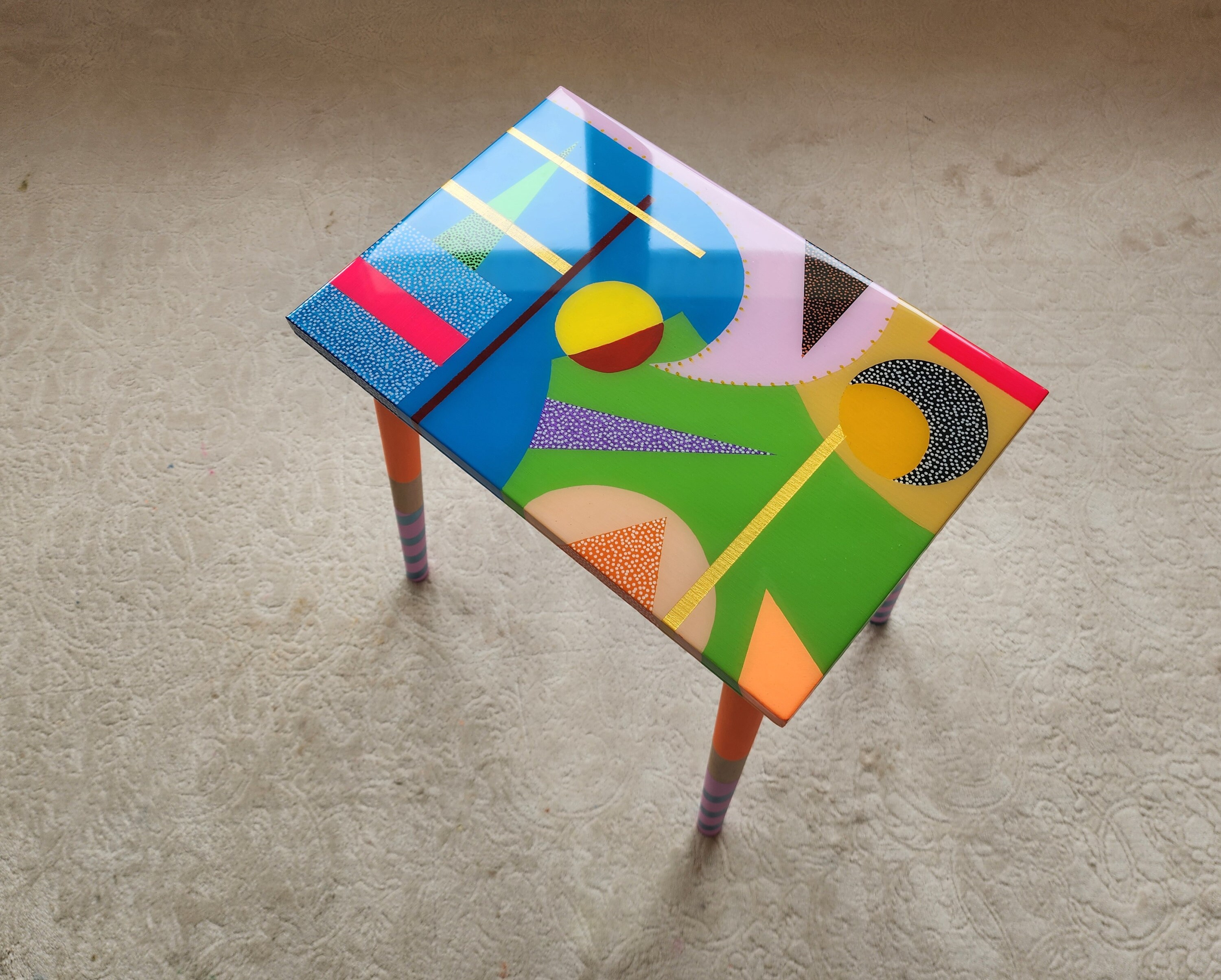 Abstract Blue Funky Pop Art Side Table, Geometric Modern Eclectic Unusual Cool Neon Painted Leg Colorful Boho Epoxy Resin End Coffee Table
