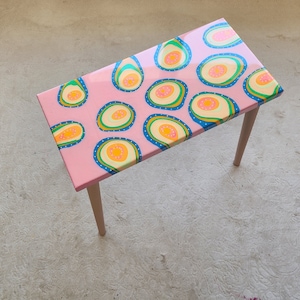 Rosa Couchtisch aus Kunstharz, Neon lackierte Beine, Boho Pop Art Beistelltisch